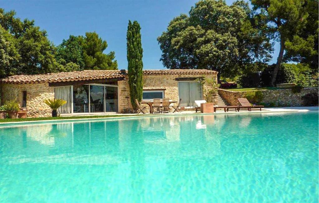 ein großer Pool vor einem Haus in der Unterkunft Pet Friendly Home In Vaison-la-romaine With Private Swimming Pool, Can Be Inside Or Outside in Vaison-la-Romaine