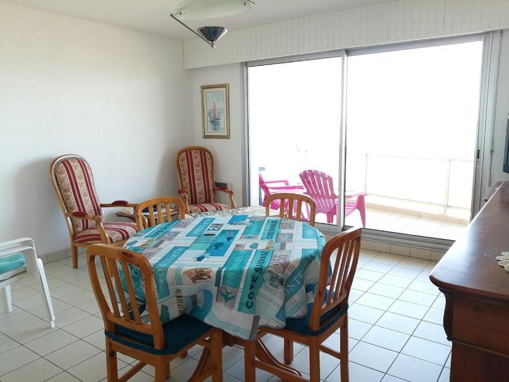 une salle à manger avec une table et des chaises dans l'établissement La baie et mer de Sion, à Saint-Hilaire-de-Riez
