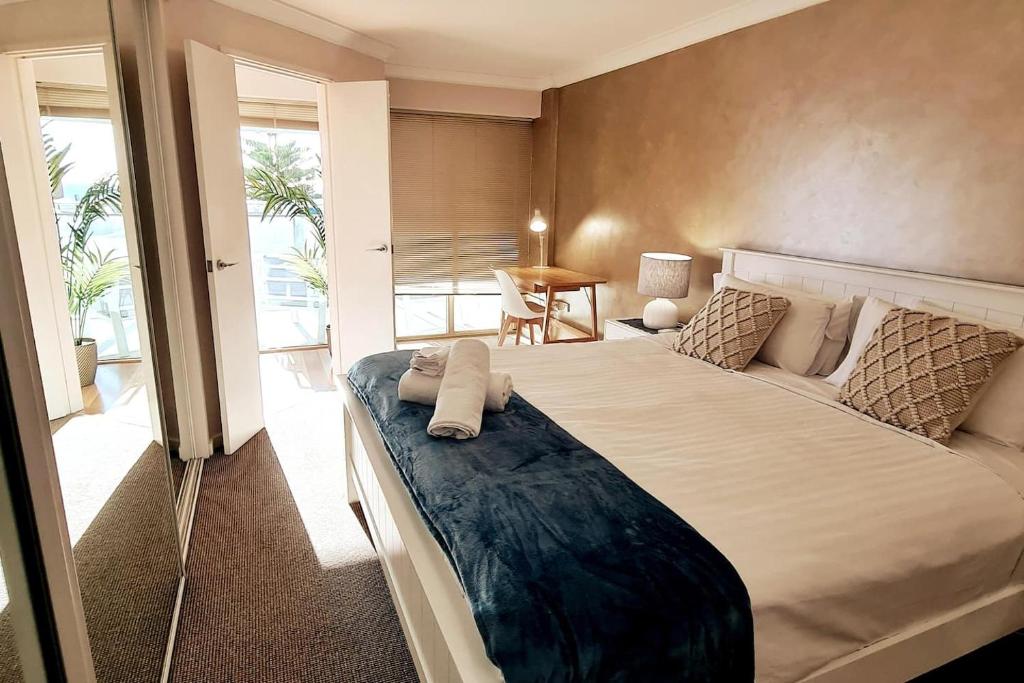 1 dormitorio con 1 cama grande y ventana grande en Clifton On Scarborough - Absolute Beachfront, en Perth