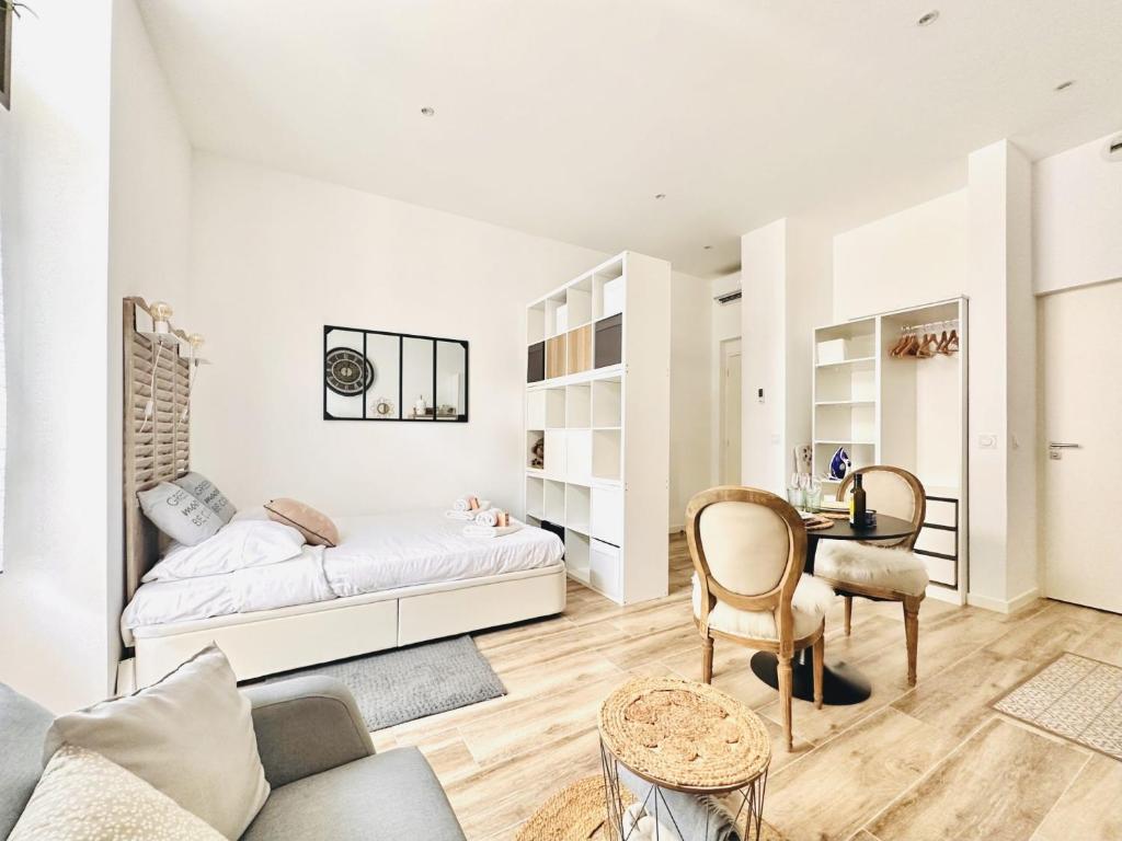 une chambre avec un lit et un bureau dans l'établissement Le Dandy - Studio - Centre Cannes - Climatisation, à Cannes