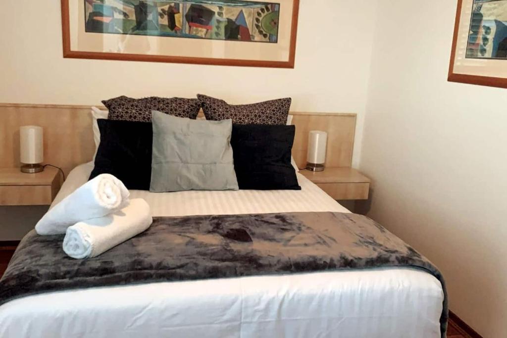 Un pat sau paturi într-o cameră la Scarborough Beach Front Resort - Shell Thirteen