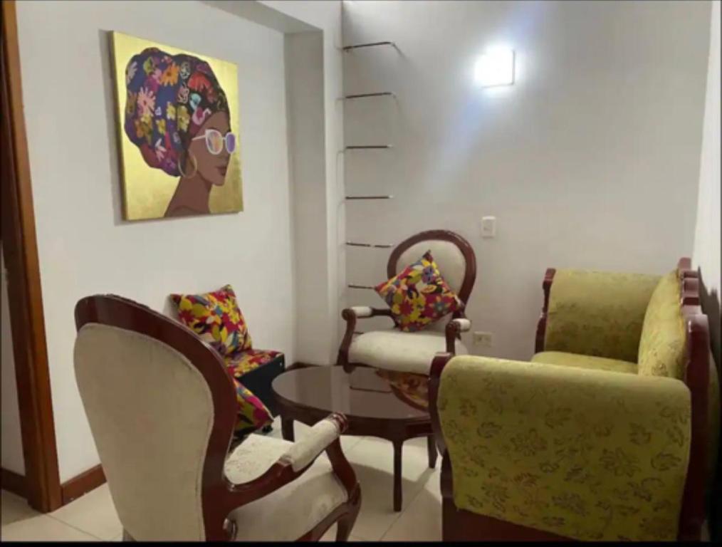 a living room with chairs and a table at Apartamento 502 in Itagüí