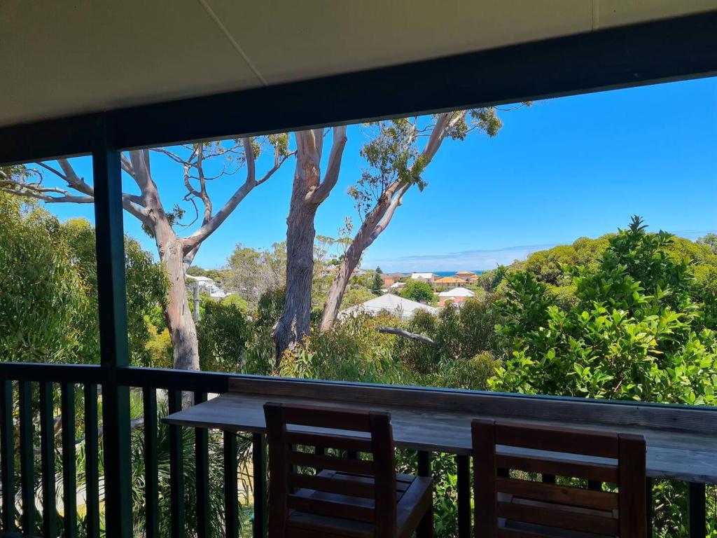einen Balkon mit Aussicht, 2 Stühlen und einem Tisch in der Unterkunft Summer Breeze - Holiday Or Business Apartment in Perth