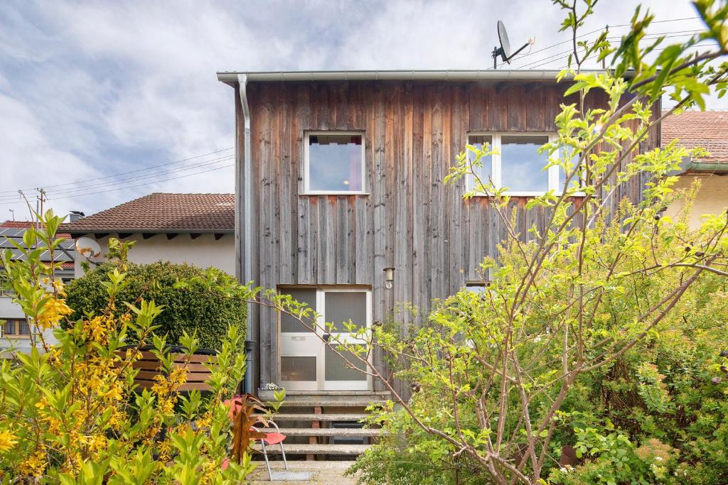 ein Holzhaus mit seitlichen Fenstern in der Unterkunft Bikerhäusle in Gerstetten