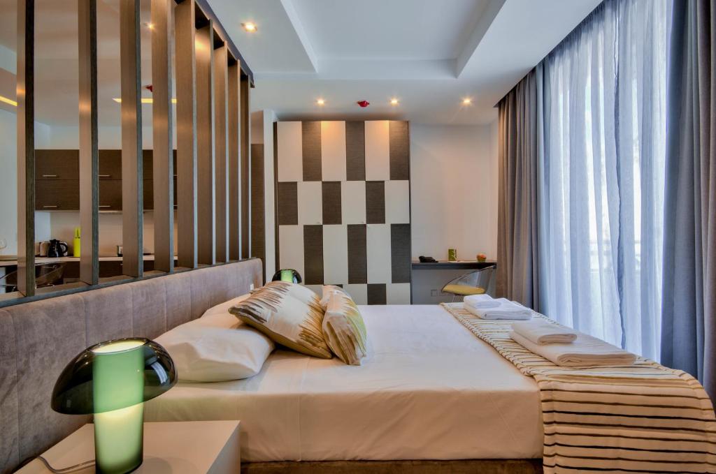 Postel nebo postele na pokoji v ubytování Jules Suites