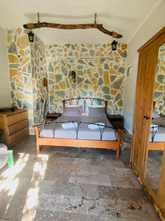 Afbeelding uit fotogalerij van Costa’s Steak House apartment in Liapades