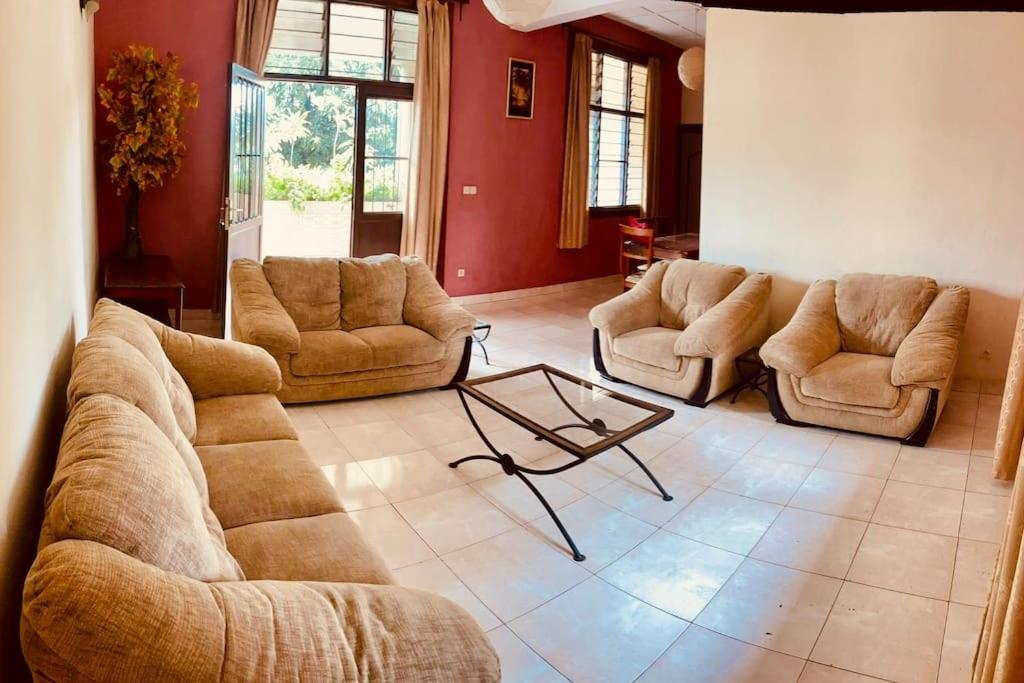 a living room with couches and a coffee table at Évasion Urbaine: Charme & Confort à Bujumbura in Bujumbura