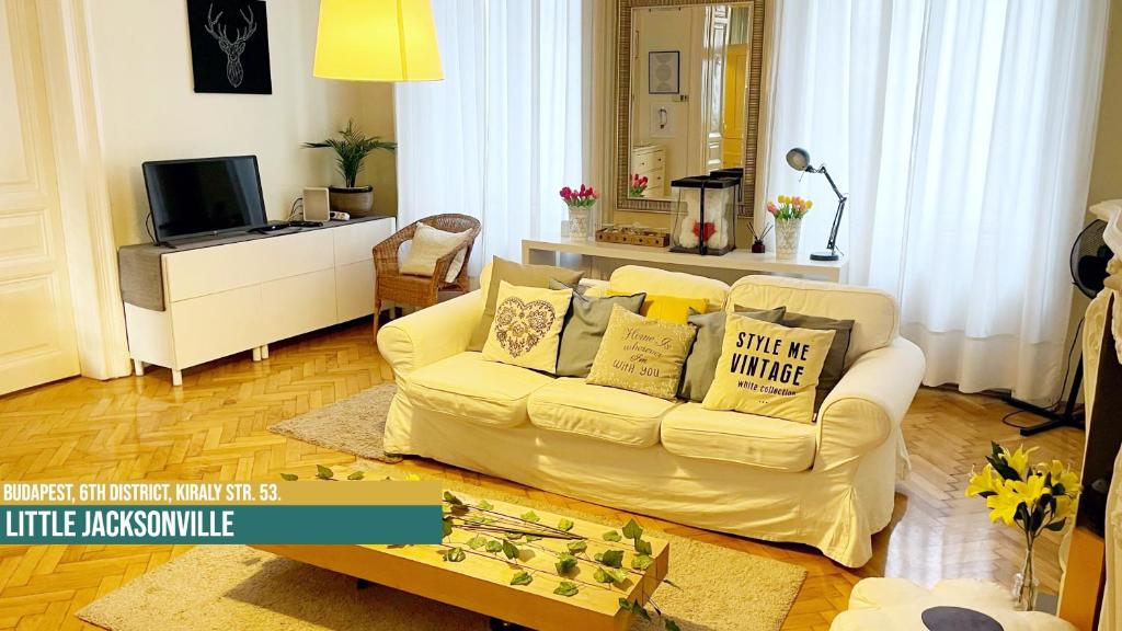 Televízia a/alebo spoločenská miestnosť v ubytovaní Little Americas Music Academy Apartments