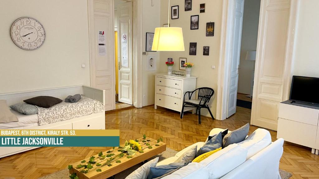 Televízia a/alebo spoločenská miestnosť v ubytovaní Little Americas Music Academy Apartments
