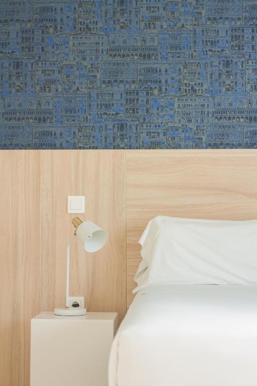 Postel nebo postele na pokoji v ubytování room Select Porto Suites