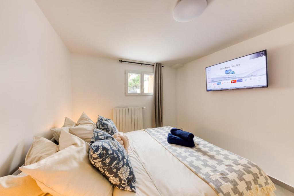 1 dormitorio con 1 cama y TV en la pared en Apt near Paris & CDG & Expo & SDF & Disney, en Livry-Gargan