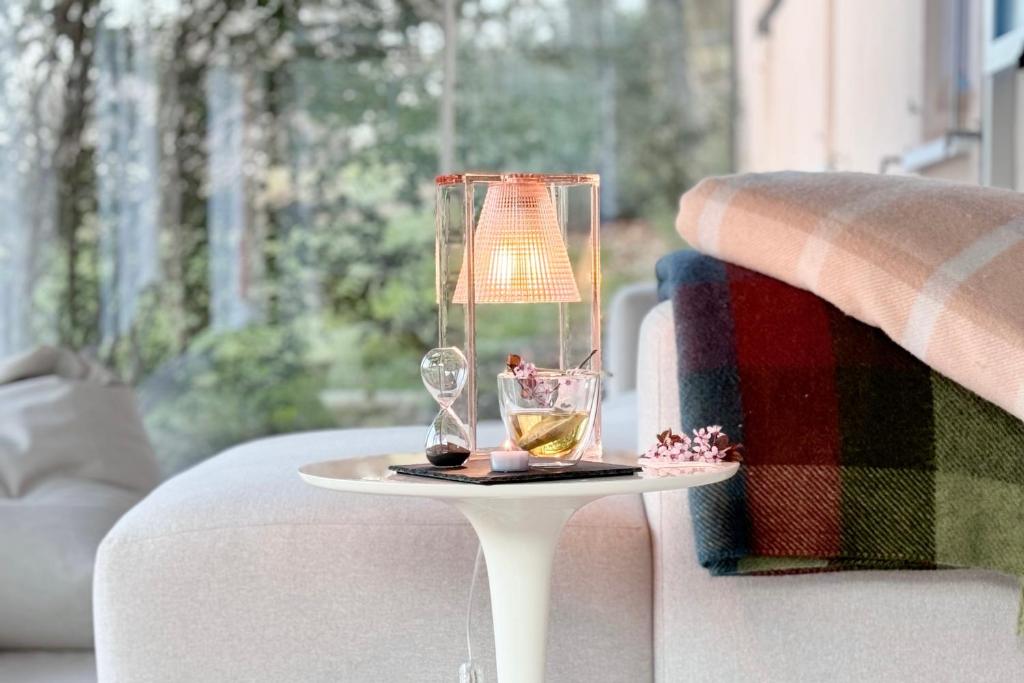 フォッソンブローネにあるAgriturismo "Le Cannelle" spa & day wellnessのソファーの上にグラス2枚とランプ1つ