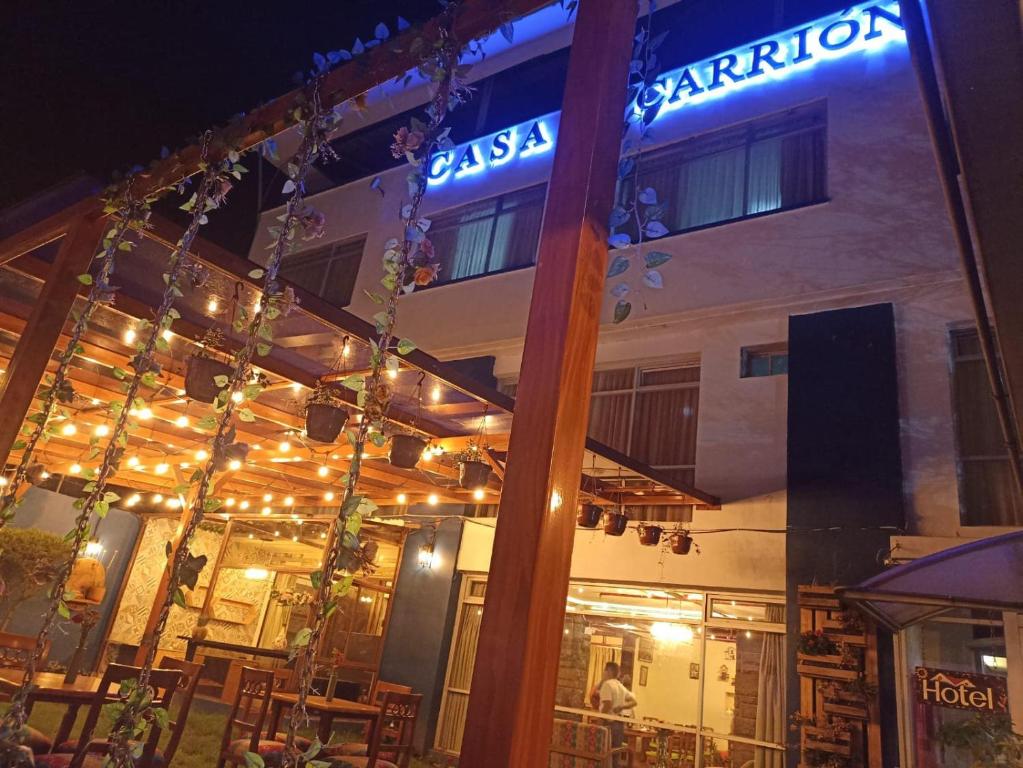 Casa Carrión في كيتو: مطعم يوجد لافته على جانب المبنى