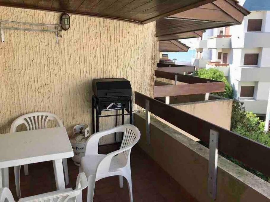 Hermoso departamento frente a la playaにあるバルコニーまたはテラス