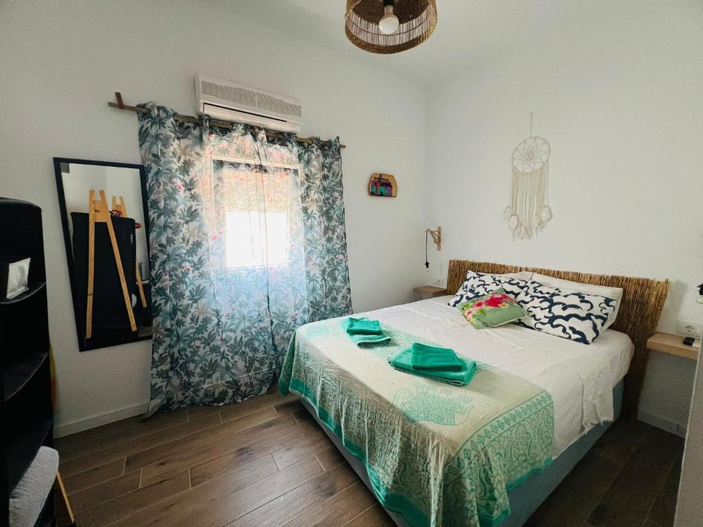 a bedroom with a bed and a window at Casa Ohana in Maspalomas