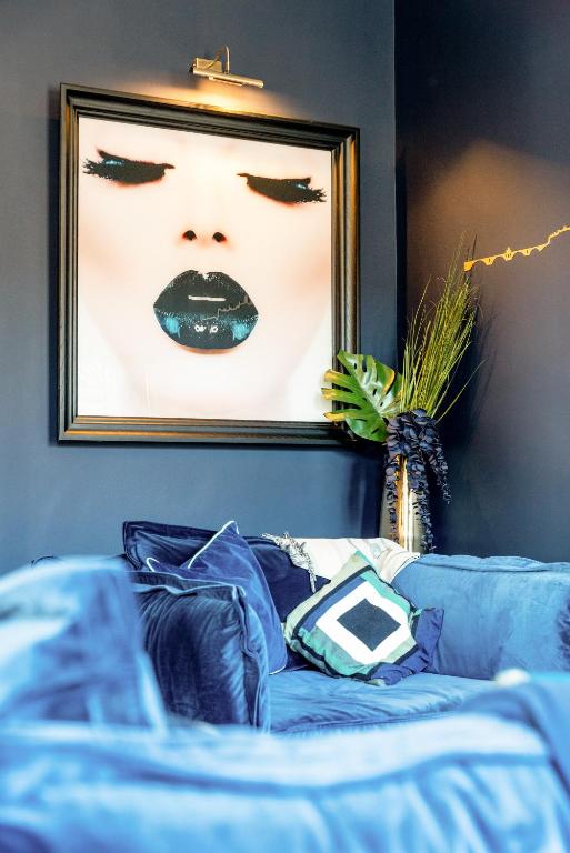 une photo encadrée d'une femme aux lèvres noires dans l'établissement centre historique Avignon appartement Haussmannien 140 m2, à Avignon