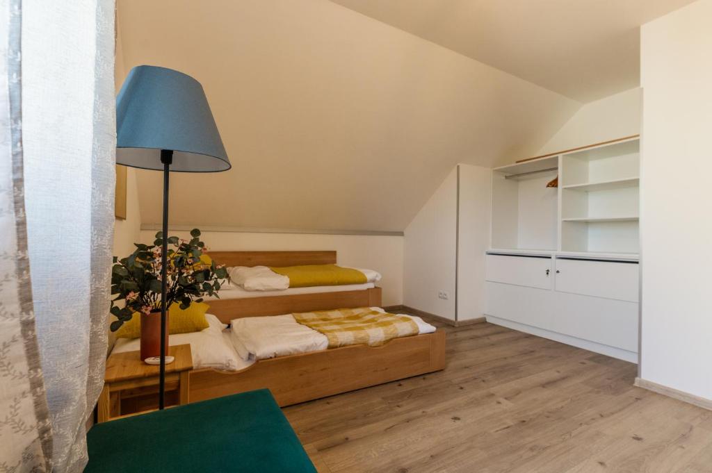 Postel nebo postele na pokoji v ubytování Rekreační dům U jezer, Milovice 6