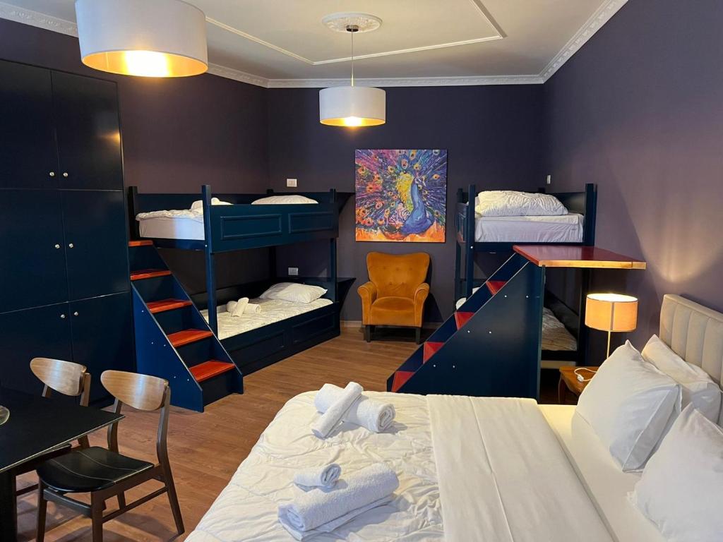 Postel nebo postele na pokoji v ubytování Amo's Hotel