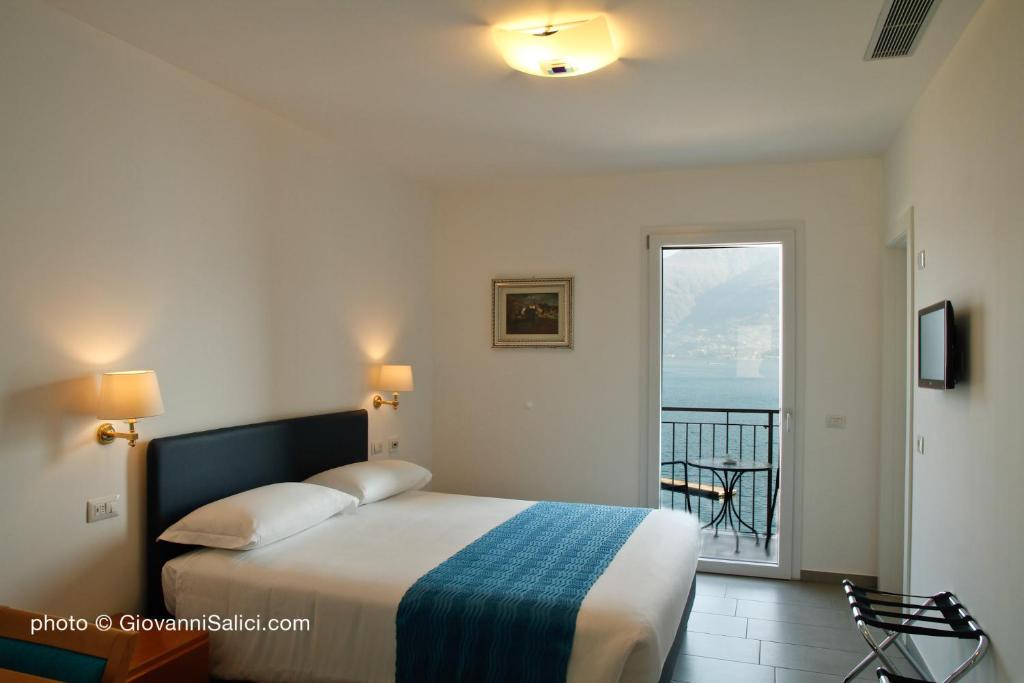 Schlafzimmer mit einem Bett und Meerblick in der Unterkunft Garden Rooms 2 in Menaggio