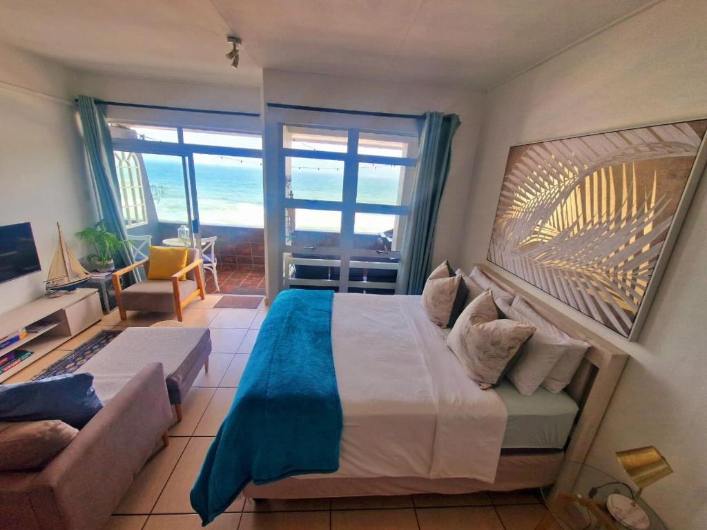 een slaapkamer met een groot bed en uitzicht op de oceaan bij OCEAN GEM-Back up power, Families & Couples, Umdloti in Umdloti