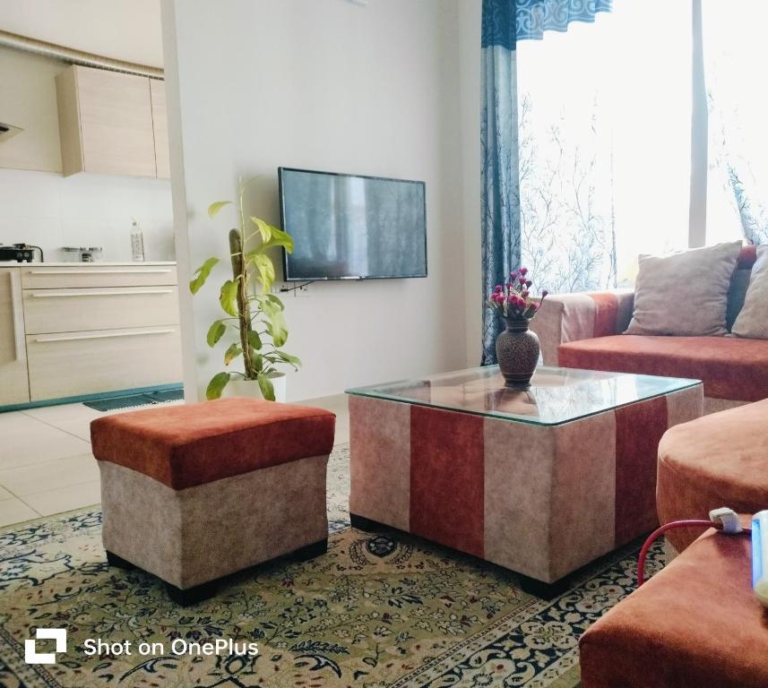 ein Wohnzimmer mit einem Sofa und einem Couchtisch in der Unterkunft SOLACE Premium 3BHK Apartment Manyata Tech Park and Mall of Asia in Bangalore