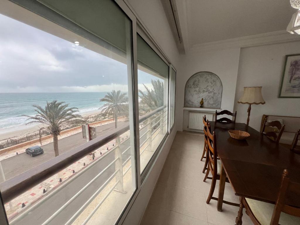 a dining room with a view of the ocean at Mahdia vue sur mer 2 in Hiboun