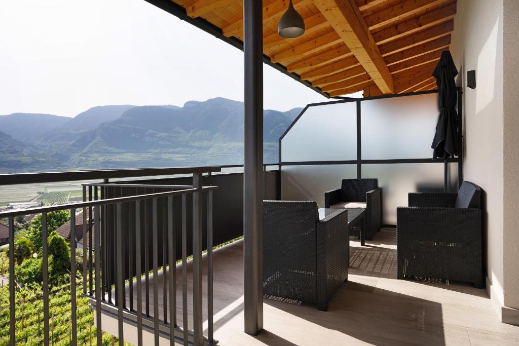 balcone con sedie e vista sulle montagne. di Bacchushof Apartment Sauvignon a Termeno