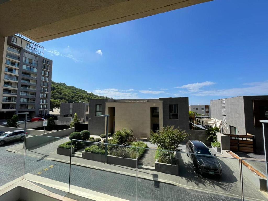 Beit Meri的住宿－New apartment in Tilal Fanar resort pool Tennis，从大楼内可以欣赏到停车场的景致