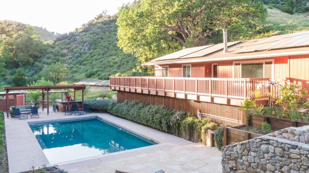 una casa con piscina en el patio en Serene Vineyard Chateau with Pool, Hot Tub, BBQ, en Carmel Valley