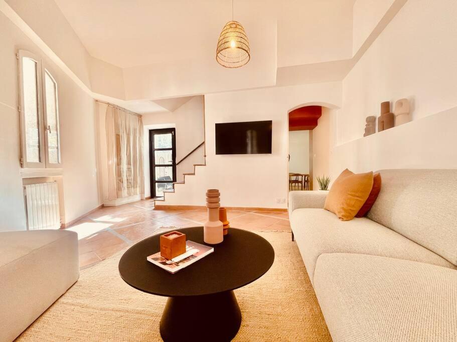 a living room with a couch and a table at Sublime maison de Ville pour 6Pers, 2 chambres, au calme absolu in Marseille