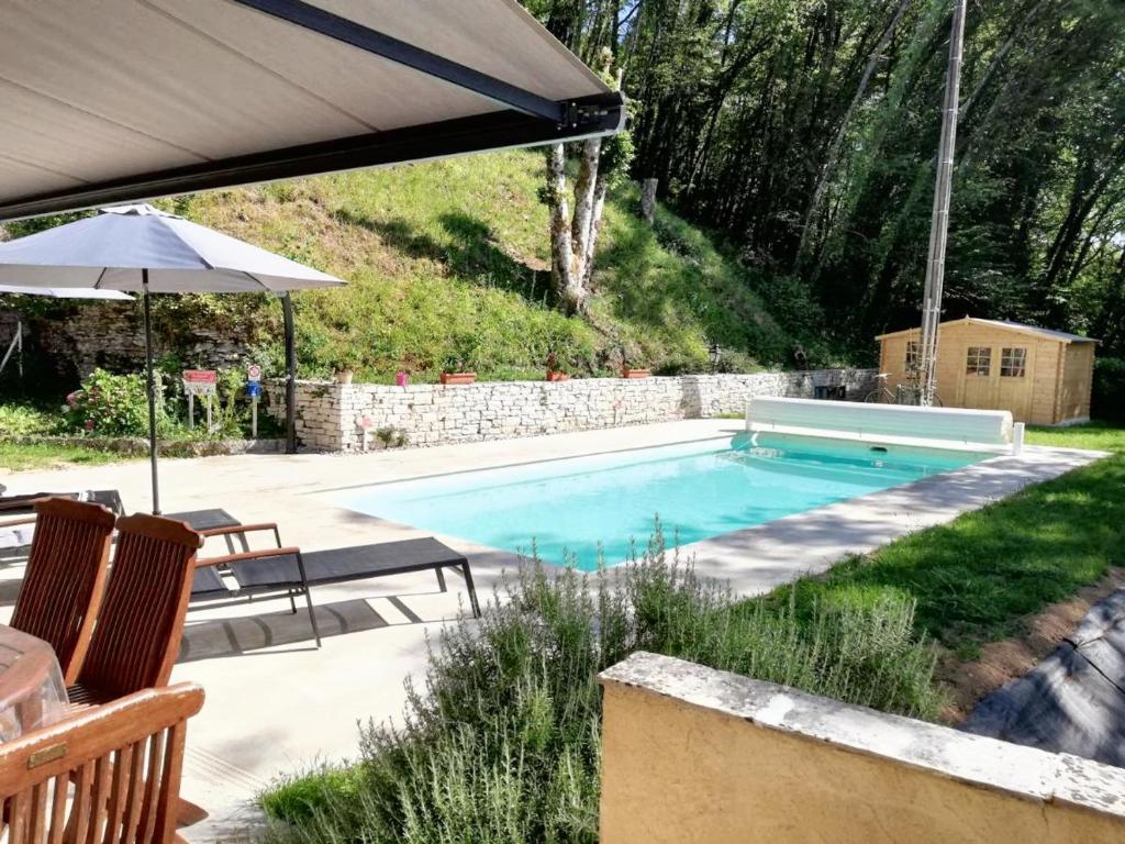 Sundlaugin á Maison de 2 chambres avec piscine partagee terrasse et wifi a Carlux eða í nágrenninu