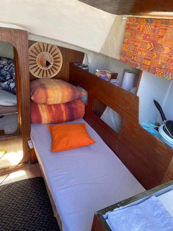 a couple of bunk beds on a boat at Nuit insolite dans un petit voilier in La Rochelle