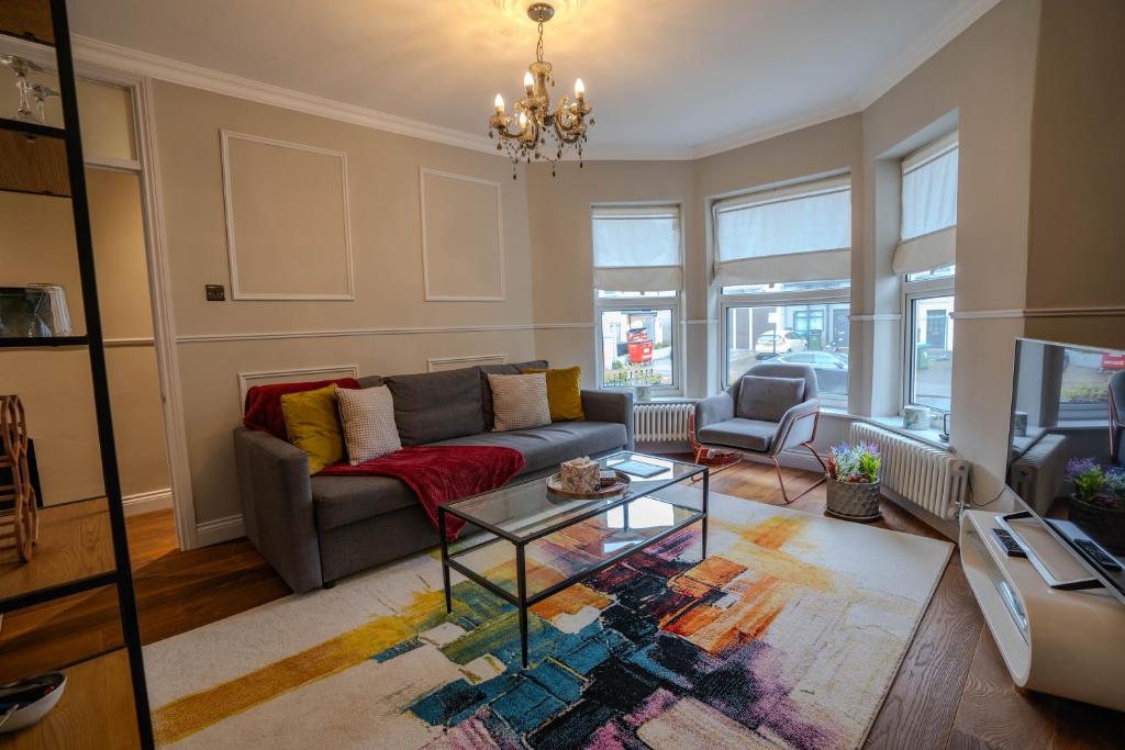 a living room with a couch and a table at Cheeky and Beautiful Apartment in Greenwich in London