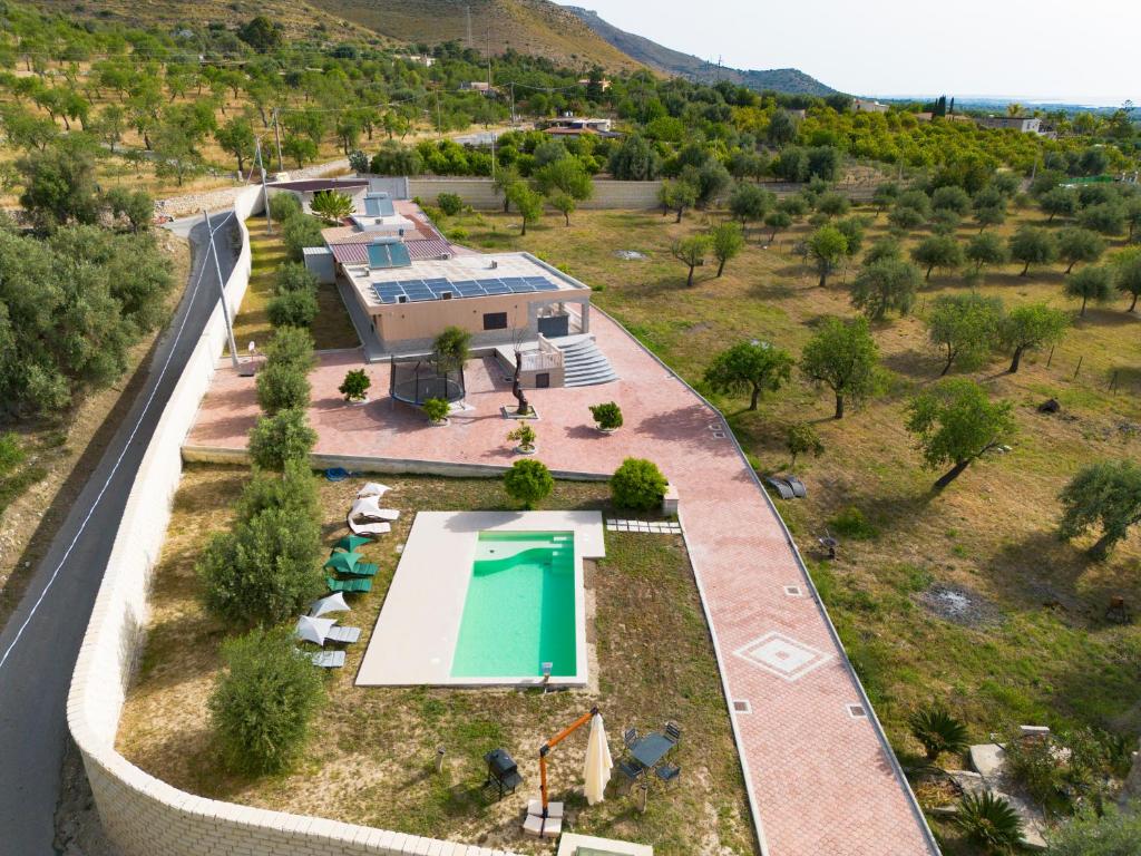 - une vue aérienne sur une maison avec une piscine dans l'établissement VILLA CON PISCINA, à Avola