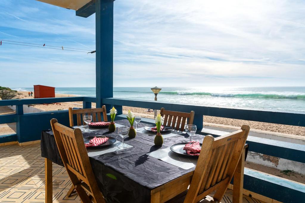 法魯的住宿－BLife Vistaya private apartment，一张餐桌,享有海滩美景