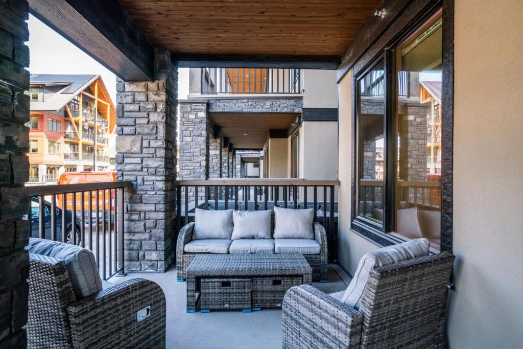 Posezení v ubytování Timberstone Condo by Canadian Rockies Vacation Rentals