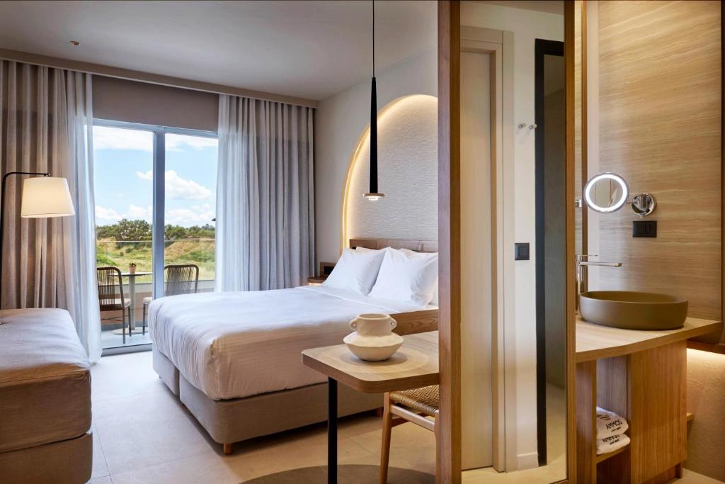Postel nebo postele na pokoji v ubytování Ammos Luxury Resort