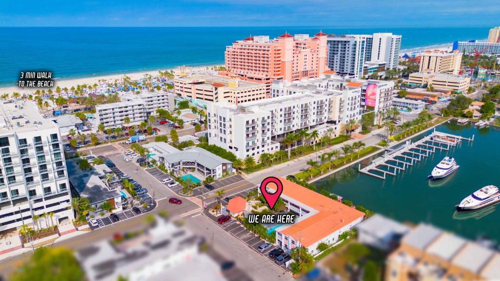 クリアウォーター・ビーチにあるTropical Breezeの港と建物のある都市の上空からの眺め