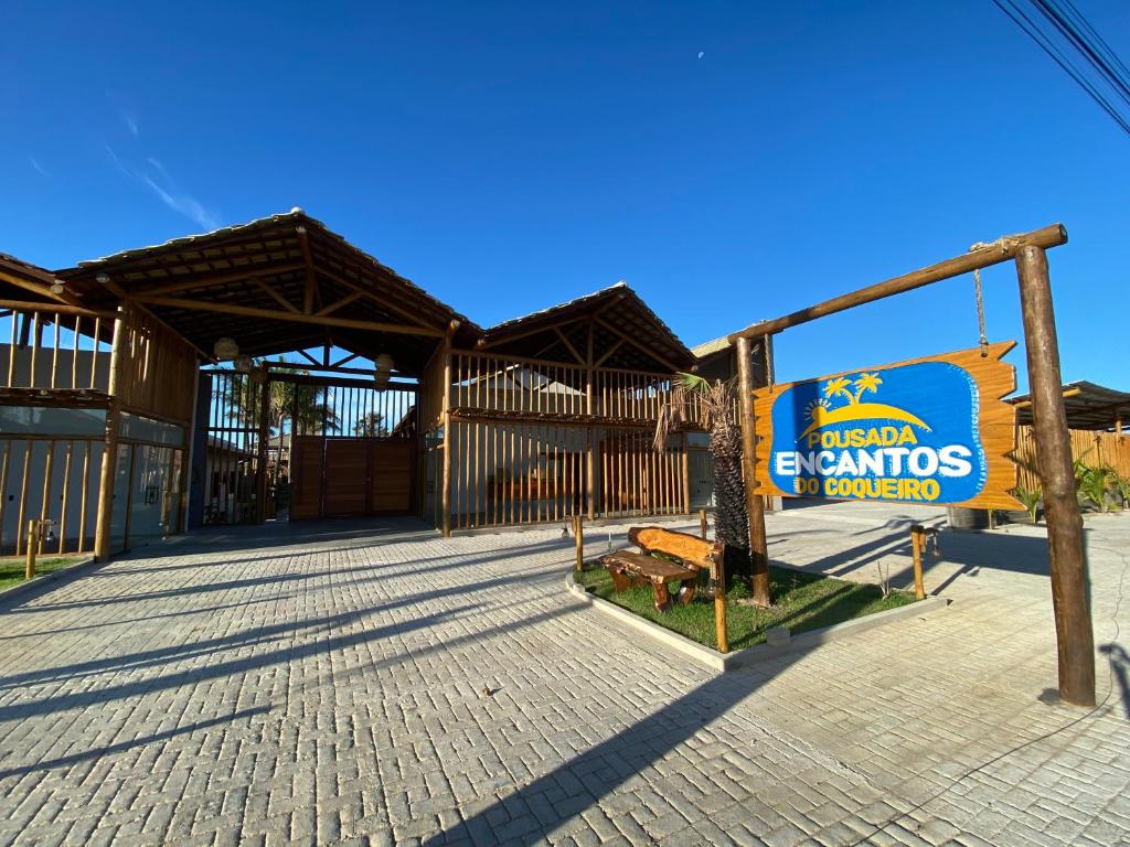 um prédio com uma placa na frente em Pousada Encantos do Coqueiro em Luis Correia