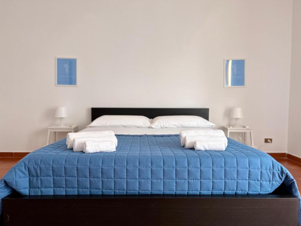 - un grand lit avec 2 serviettes dans l'établissement Casavacanze nel Blu scirocco, à Isola delle Femmine