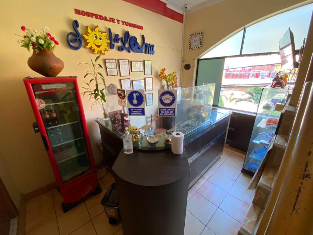 une boutique avec un comptoir et une machine à soda dans l'établissement HOSPEDAJE Y TURISMO SOL & LUNA E.I.R.L, à Tarapoto