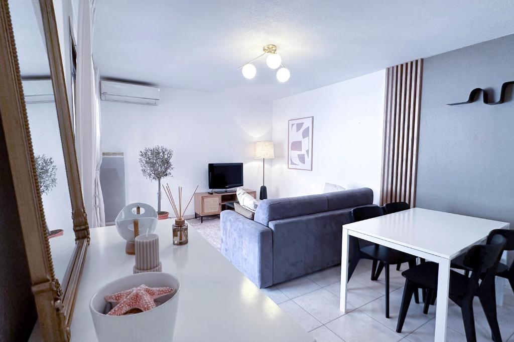 sala de estar con sofá y mesa en St Roch 2 - Appart 300 m de la Gare, clim, terrasse, garage en Antibes