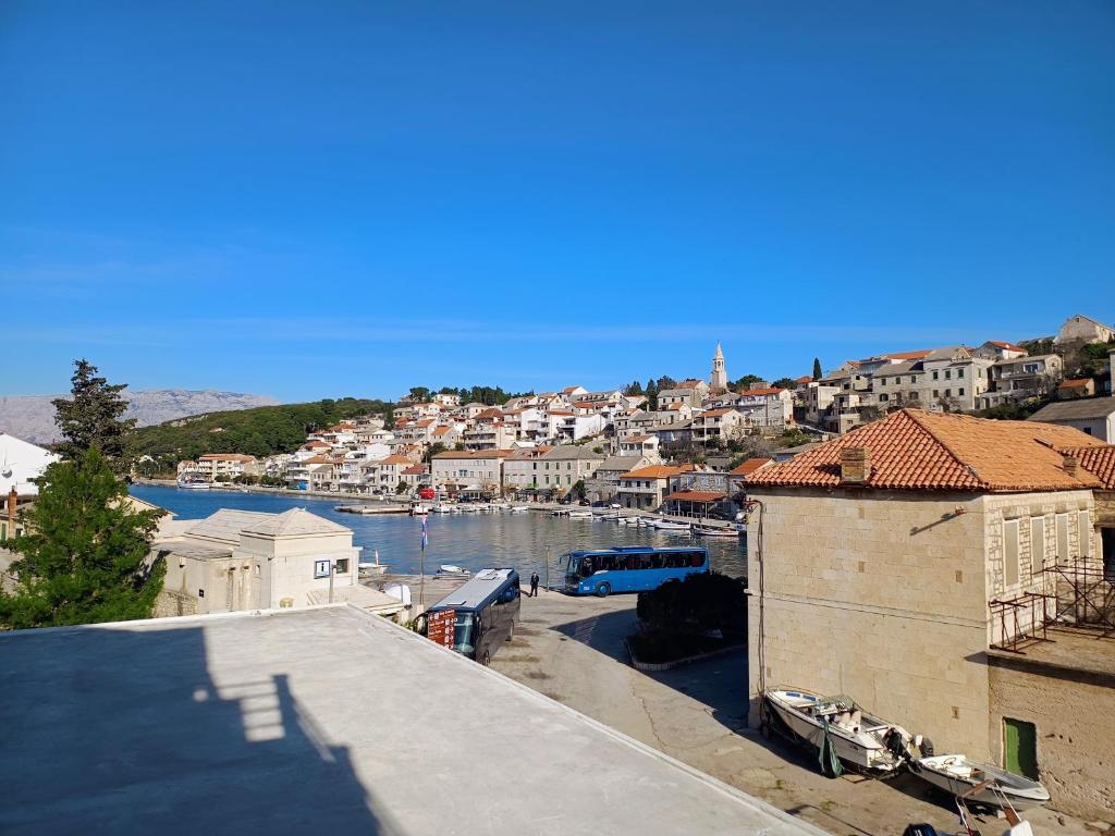 Blick auf eine Stadt mit einem Fluss und Gebäuden in der Unterkunft Luxury apartment Povlja in Povlja