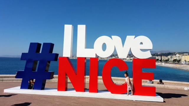 une femme se tient devant un grand panneau dans l'établissement Villa de rêve au soleil Parfaite Pour un séjour à 4, à Nice