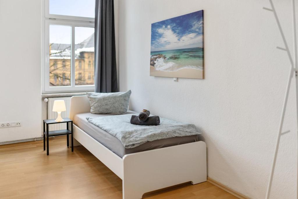 sala de estar con sofá blanco y ventana en home2stay Apartmenthaus Halle Zentrum Parking,Kitchen,Wifi ***, en Halle an der Saale