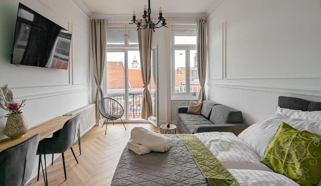 ブダペストにあるPedestrian apartment, the best locationのベッドルーム1室(ベッド1台、デスク、ソファ付)