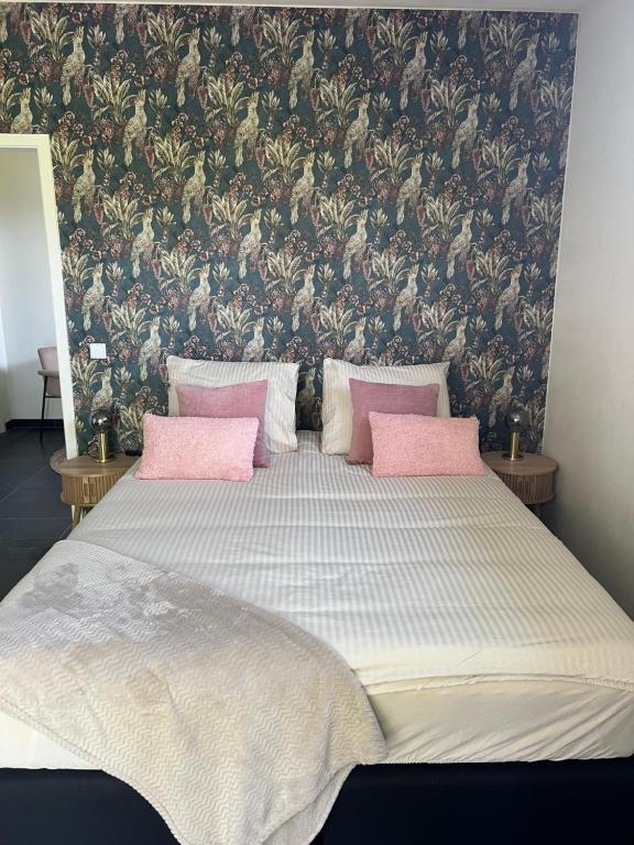 1 dormitorio con 1 cama grande con almohadas rosas en Casa de Anne Steenwijk-Giethoorn, en Steenwijk