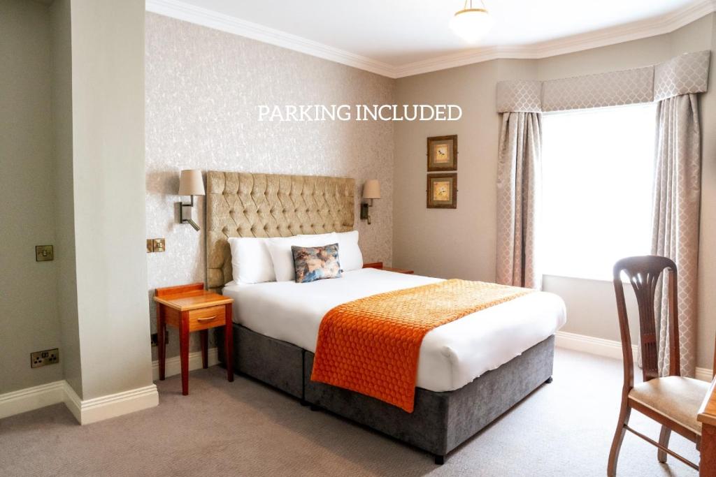 een hotelkamer met een bed en een raam bij The Western Hotel in Galway