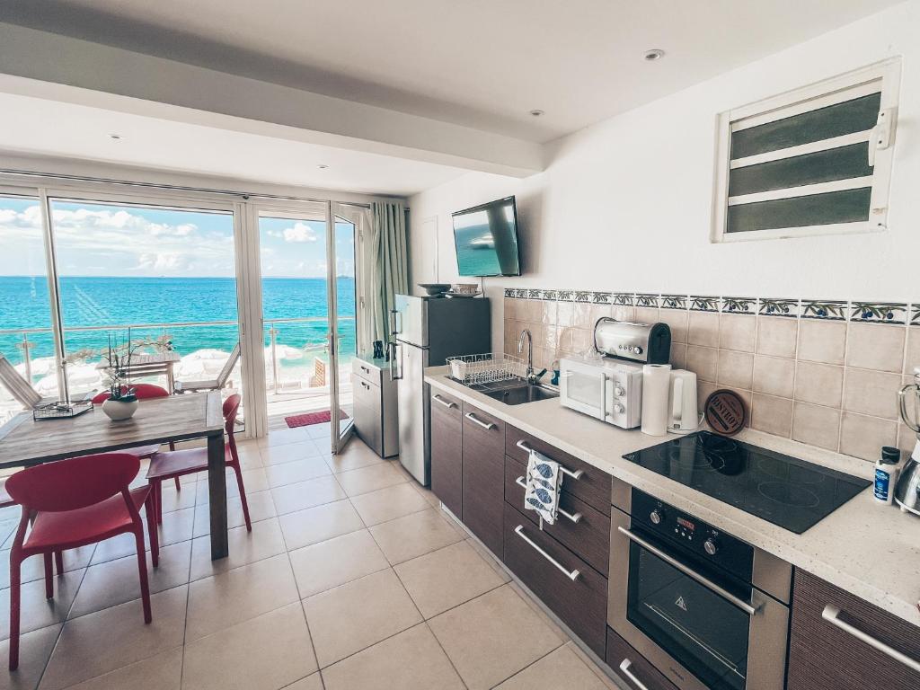 Kuchyň nebo kuchyňský kout v ubytování Joliebeachsxm