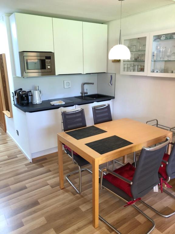 cocina con mesa y sillas en una habitación en Ferienwohnung Tanja en Sankt Englmar